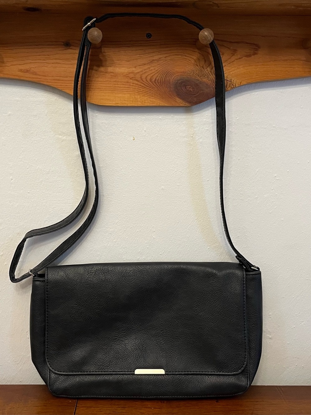 Thirty-One 31 Day By Day crossbody purse Black Distressed Pebble